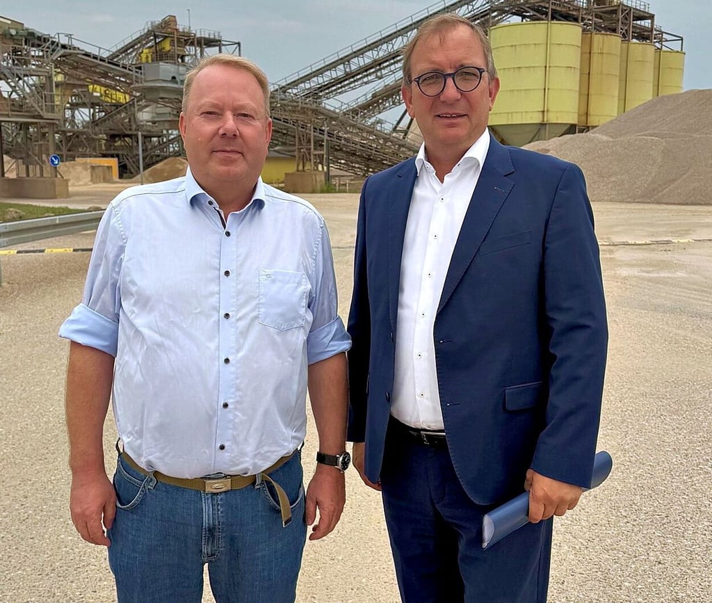 Schwenk-Geschäftsführer Thomas Sülzle mit Markus Bauer (r.).