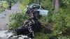 Ein Auto mit tschechischem Kennzeichen krachte gegen einen Baum, die Fahrerin zunächst von der Unfallstelle.