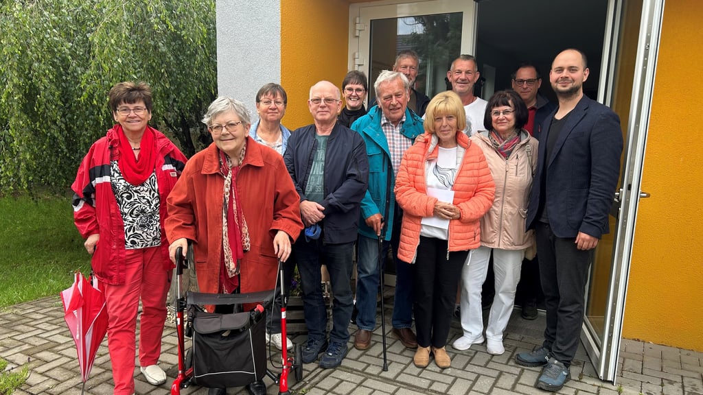 Einige Mitglieder der Siedlergemeinschaft Magdeburg-Nordwest haben sich versammelt, um über die fehlende Einkaufsmöglichkeit im Stadtteil zu sprechen.