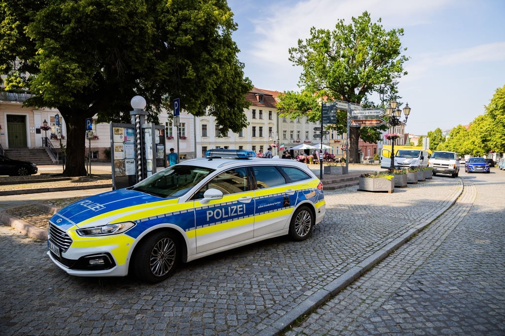 Die Polizei sucht weiterhin nach den teils vermummten Männern, die eine Kundgebung gegen rechts in Bad Freienwalde angegriffen haben.