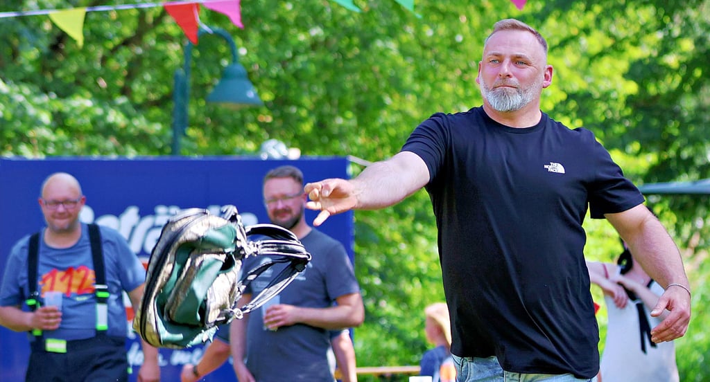 Auch Michael Brentrop war beim Handtaschenweitwurf in Winningen am Start.