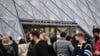 Louvre-Personal kann nicht mehr - bis zu 20.000 Besucher drängen sich täglich allein vor der weltberühmten „Mona Lisa“ von Leonardo da Vinci.