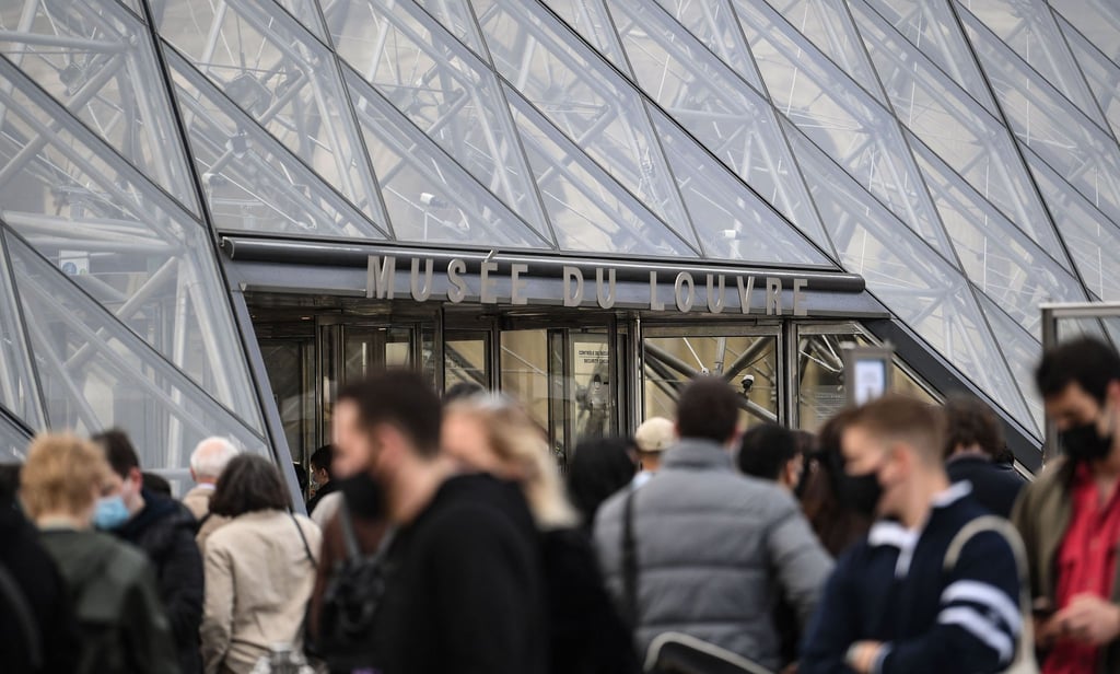 Louvre-Personal kann nicht mehr - bis zu 20.000 Besucher drängen sich täglich allein vor der weltberühmten „Mona Lisa“ von Leonardo da Vinci.