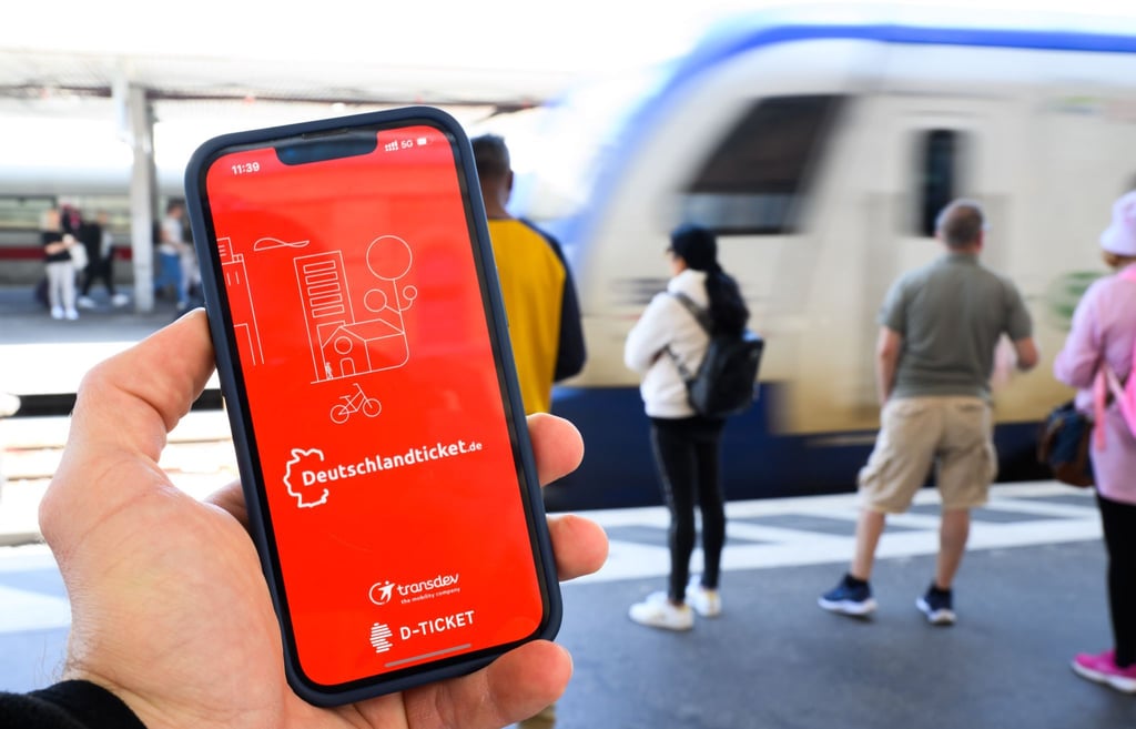 Das Deutschlandticket für Bus und Bahn soll günstiger bleiben als ein Auto, fordert Niedersachsen.