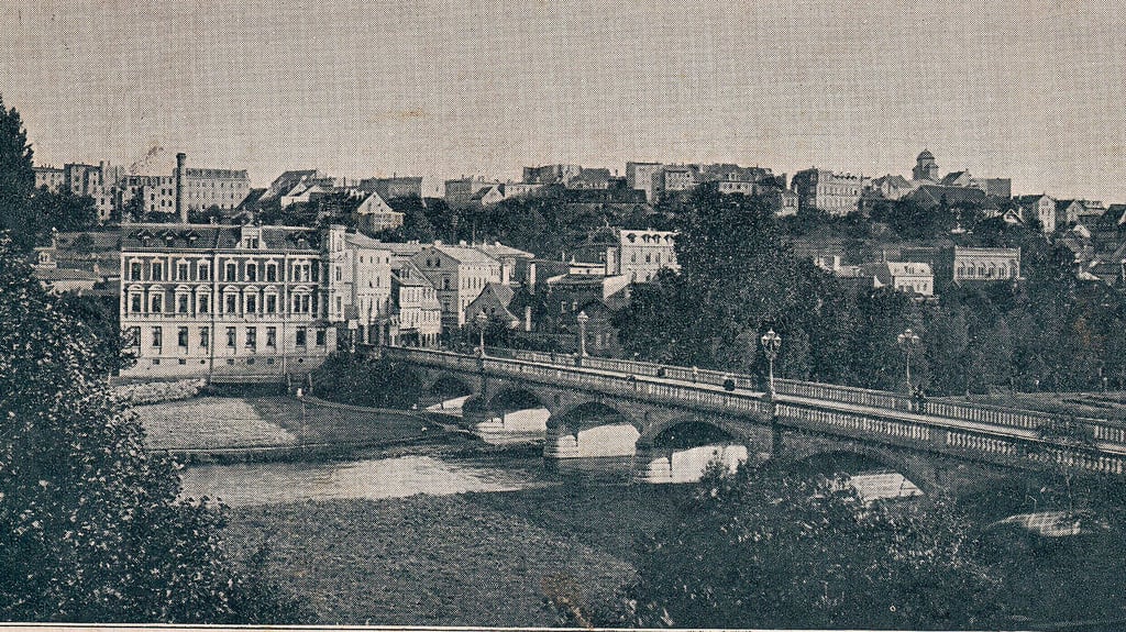 Oberbürgermeister Theodor Arnold versendete 1899 Grüße aus Zeitz an einen Freund per Ansichtskarte aus dem Jubelt’schen Verlag mit einem damals sehr beliebten Motiv: Auebrücke und Wasservorstadt, wobei das Haus Nummer 18 deutlich aus der Umgebung heraussticht.