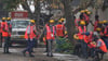 Arbeiter sind an der Absturzstelle im Einsatz.