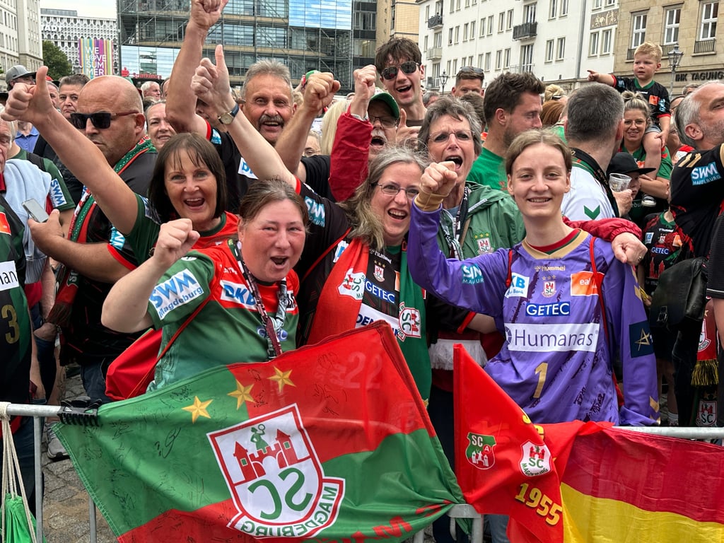 Fans des SC Magdeburg feiern den Erfolg ihrer Handball-Recken.