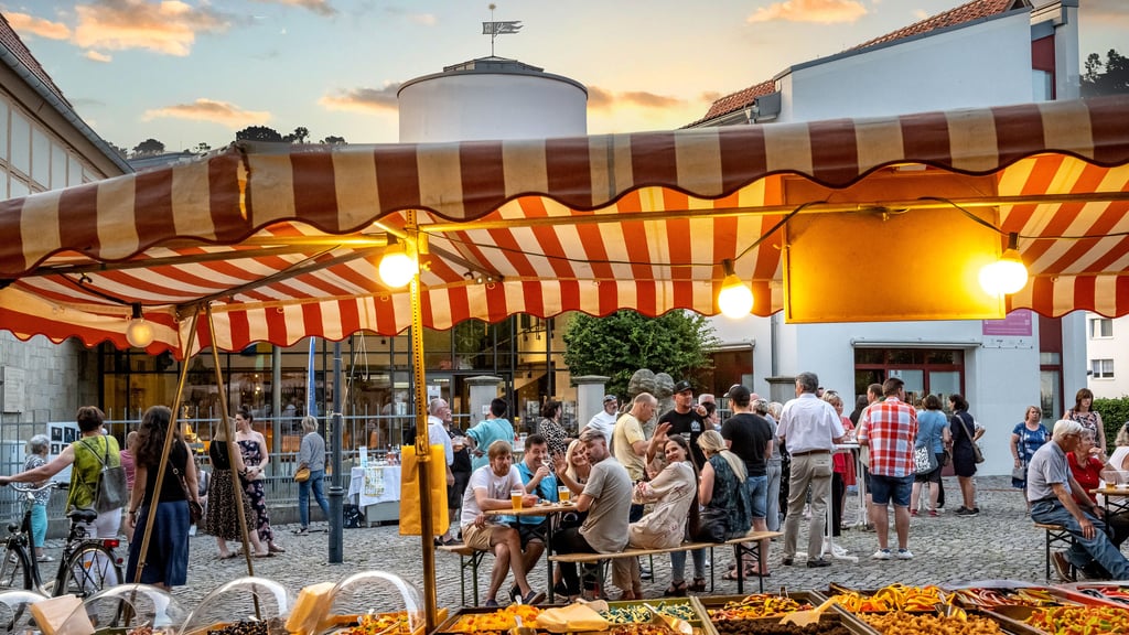 Auch am Gleimhaus laden Musik, Getränke und Essen zum Verweilen ein.
