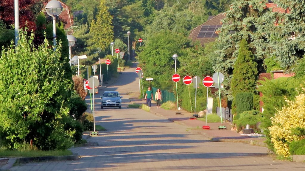Beim Blick in die Teichstraße in Möser, sollte man davon ausgehen, dass jeder Autofahrer versteht, dass er in diese Richtung nicht fahren darf.