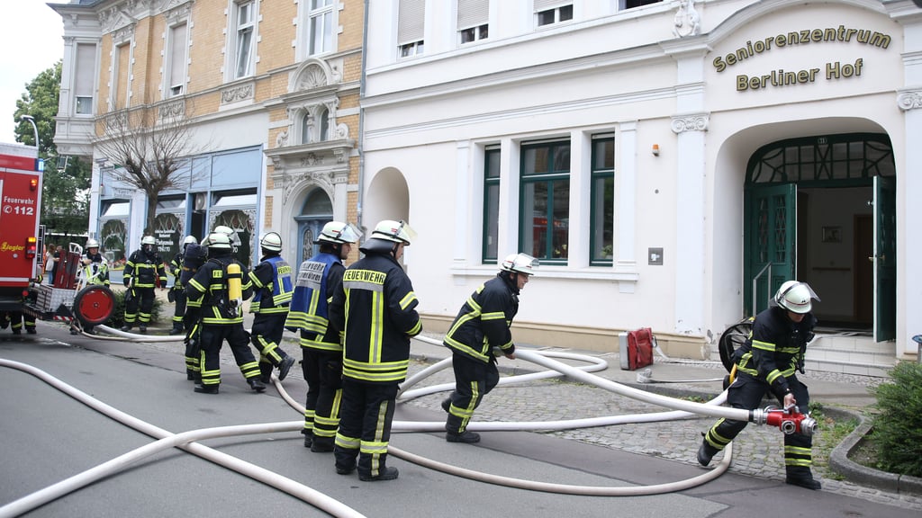 Einsatzkräfte der Freiwilligen Feuerwehr Stendal rückten am Montag, 16. Juni 2025 zum Seniorenheim Berliner Hof an der Frommhagenstraße in Stendal aus.
