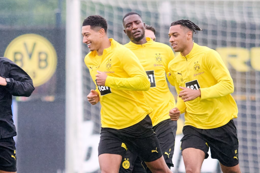 Jobe Bellingham (l) geht nach nur wenigen Trainingseinheiten beim BVB schon voran.
