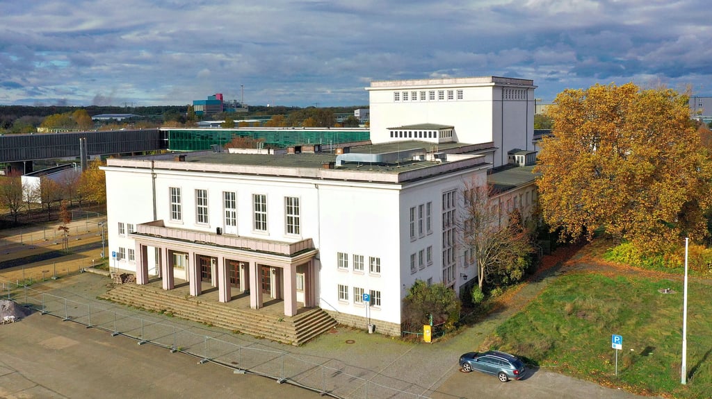 Auf dem freien Platz vor dem Kulturpalast soll ein neues Foyer mit viel Glas gebaut werden. Doch dazu muss auch der Denkmalschutz Ja sagen.