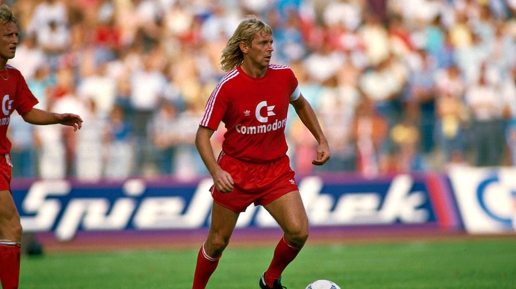 Norbert Nachtweih im Jahr 1987 im Trikot des FC Bayern München: In Halle liest er nun aus seinem Buch.