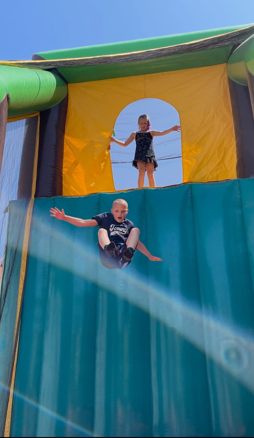 Shane und Jasmin toben sich auf dem XXL Parcour auf über 50 Meter Länge aus.