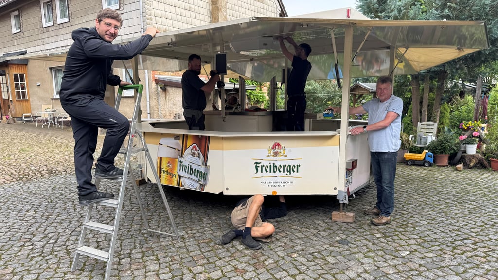 Sie bringen den Bierwagen in Schuss für das erste Lüttgenröder Heimatfest: Eric Kiene, Tino Kauf, Conny Michler, Jens Schlenkermann, Clemens Düfert und Holger Fricke (v. l.), die sich alle in ortsansässigen Vereinen und Institutionen engagieren.