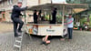 Sie bringen den Bierwagen in Schuss für das erste Lüttgenröder Heimatfest: Eric Kiene, Tino Kauf, Conny Michler, Jens Schlenkermann, Clemens Düfert und Holger Fricke (v. l.), die sich alle in ortsansässigen Vereinen und Institutionen engagieren.