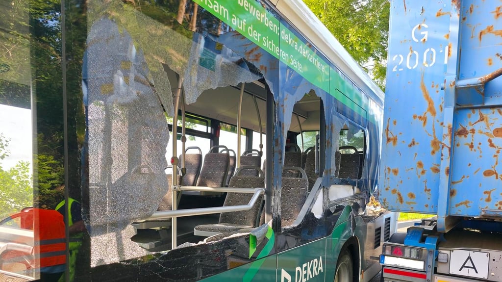 Bei der Kollision mit einem Lkw auf der Straße zwischen Schierke und Drei Annen Hohne im Harz sind drei Scheiben eines Linienbusses zu Bruch gegangen.