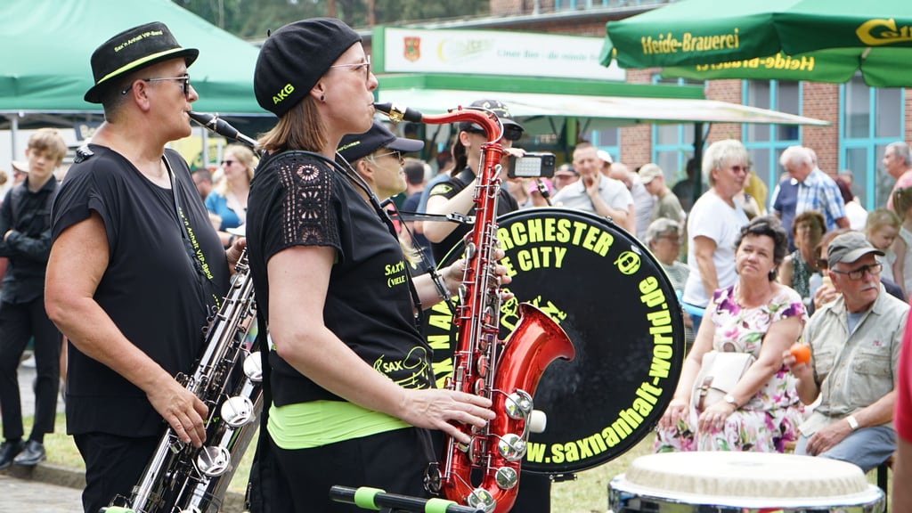 Das Sax’n Anhalt Orchester ist Stammgast beim Tag der offenen Tür im Wasserwerk Colbitz und heizt die Stimmung auf dem Außengelände an. Die Musiker liefern ihre Musik zusammen mit einer launigen Show. Zuvor hatte der Kinder- und Jugendchor im Pumpenhaus gesungen.