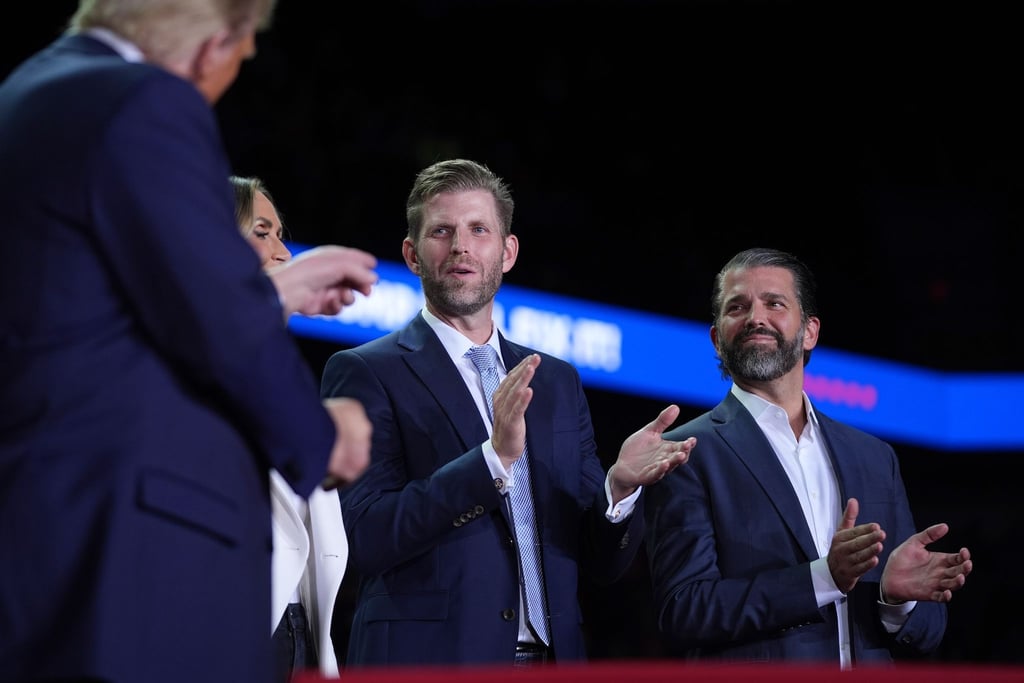 Unter dem Namen „Trump Mobile“ sollen ein eigener Handyvertrag und ein Smartphone namens „T1“ auf den Markt kommen. (Archivbild)