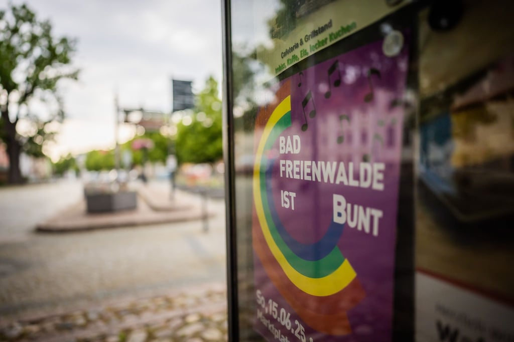 Vermummte griffen in Bad Freienwalde ein Fest gegen Hass und Hetze an.