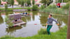 Vom Loitzschützer Teich werden von Wasserproben entnommen. Am Ufer  von der Infra-Laborleiterin Franziska Mai. 