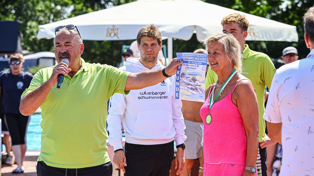 Uwe Stephan präsentiert Urkunde und Weltstar Kornelia Ender.