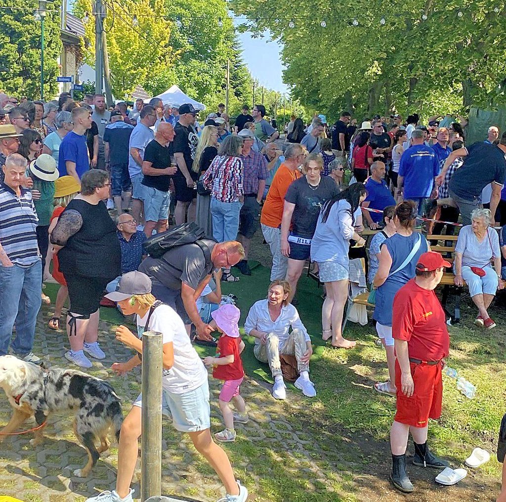 Viele gespannte Besucher suchten sich ein Schattenplätzchen.