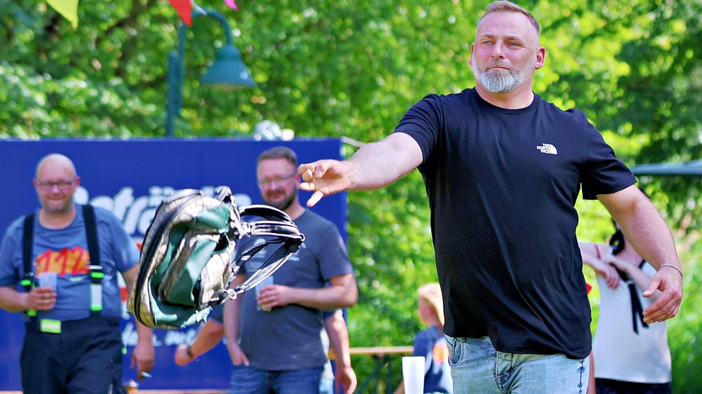 Michael Brentrop versucht sich in Winningen beim Handtaschenweitwurf.