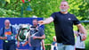 Michael Brentrop versucht sich in Winningen beim Handtaschenweitwurf.  
