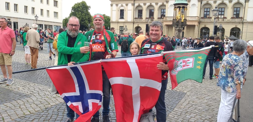 Fans des SCM auf dem Alten Markt feiern den Gewinn der Champions League für Magdeburg.
