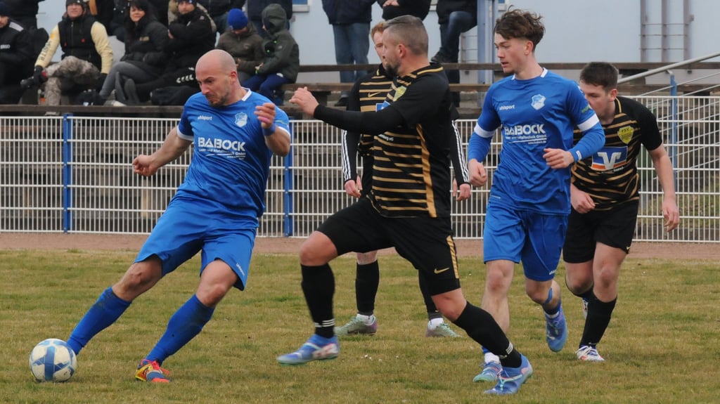 Für die TSG Calbe um Lars Eckert (l.) endete die Saison ebenso wie für Drohndorf-Mehringen mit dem Abstieg. Doch während der FSV künftig Salzlandliga spielt, geht es für die Saalestädter wohl weiter runter.