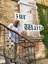 Der ehemalige Ortsbürgermeister  Lutz Kloss vor dem Bürgerhaus Langeneichstädt, das jetzt zum Verkauf an einen privaten Investor ausgeschrieben werden soll. 