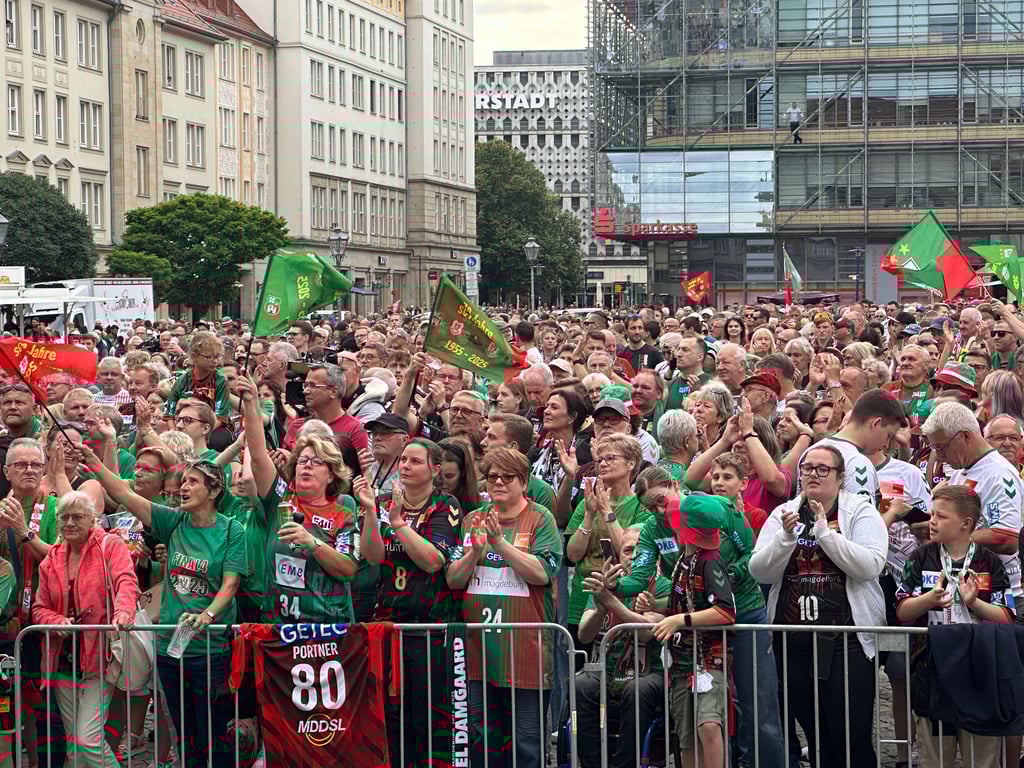 Volle Begeisterung: So empfingen die Magdeburger Fans die Handball-Champions auf dem Alten Markt.