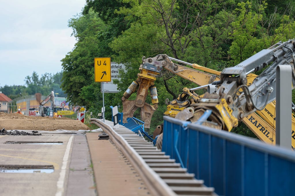 Der Abriss der einsturzgefährdeten Ringbrücke am Damaschkeplatz in Magdeburg läuft. Im Anschluss soll die Behelfsbrücke montiert werden - billig ist diese nicht.