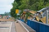 Der Abriss der Ringbrücke am Damaschkeplatz in Magdeburg läuft. Im Anschluss soll die Behelfsbrücke montiert werden.