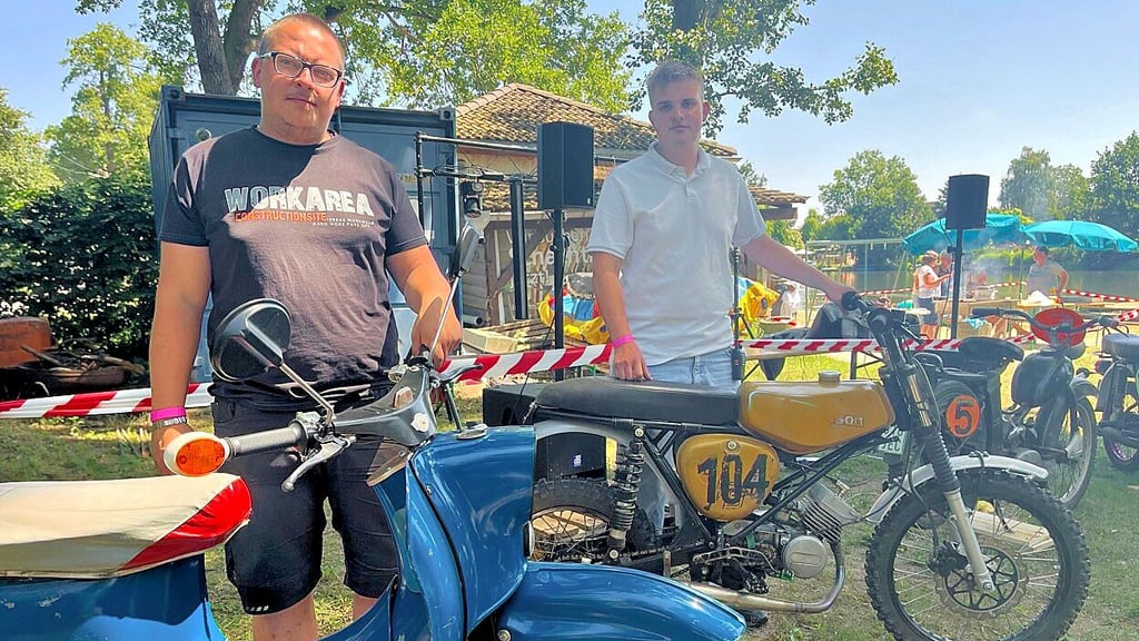 Felix Knoke (vorne) und Adrian Binkau sind leidenschaftliche Simson-Fans.