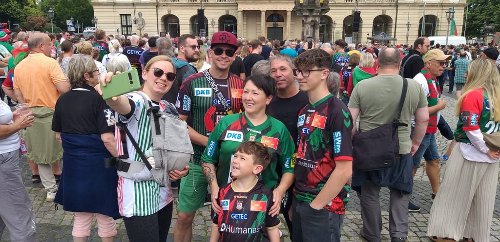 "Wir waren dabei": SCM-Fans in Feierstimmung.