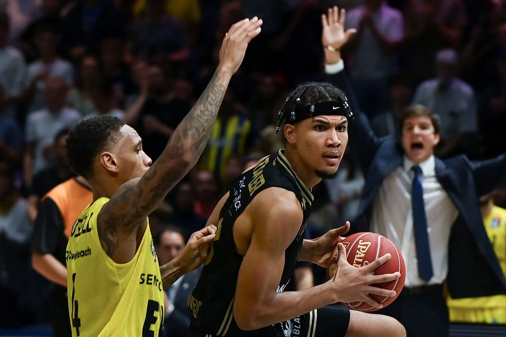 Brandon Tischler (r) spielt nächste Saison weiter für die MHP Riesen Ludwigsburg