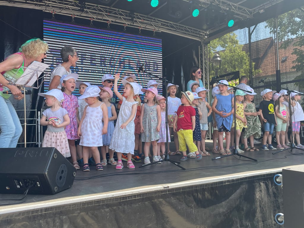 Auf der Bühne: Die Kinder des DRK-Kindergartens bei ihrem Auftritt vor großem Publikum.