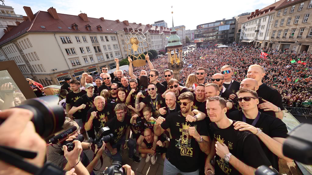 Im fünften Jahr nacheinander können die SCM-Profis einen Titel mit ihren Fans auf dem Rathausbalkon feiern.