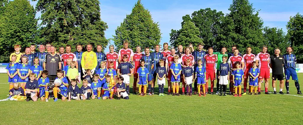 In einem torreichen Freundschaftspiel trennten sich die gastgebenden Fußballer der SG Empor Waldersse von der Ü35-Traditionself des Fußball-Bundesligisten 1. FC Union Berlin am Freitagabend 8:2.