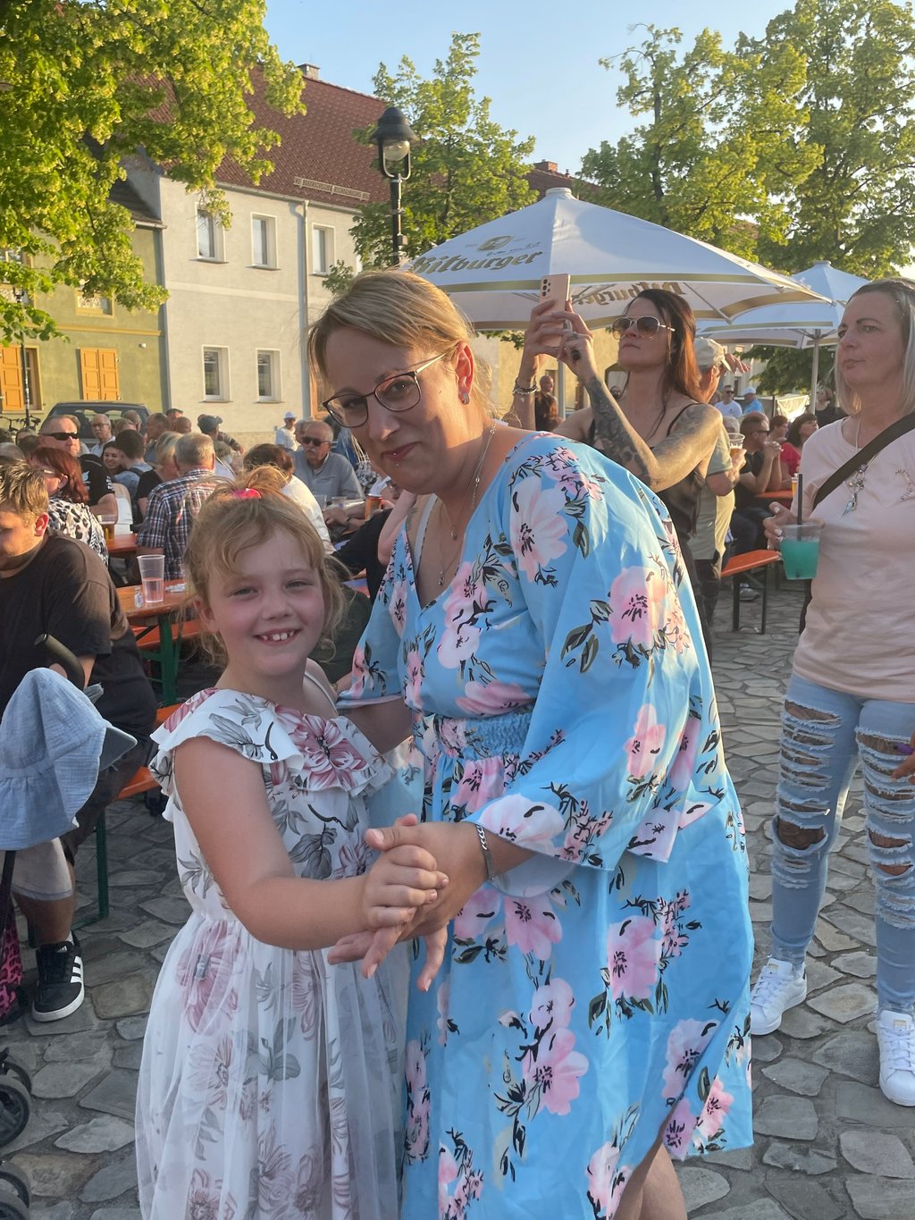 Als "Tänzchentee" die Bühne rockten, hielt Mama Jessy Klaer und Tochter Zoey Jolie nichts mehr auf den Bänken.