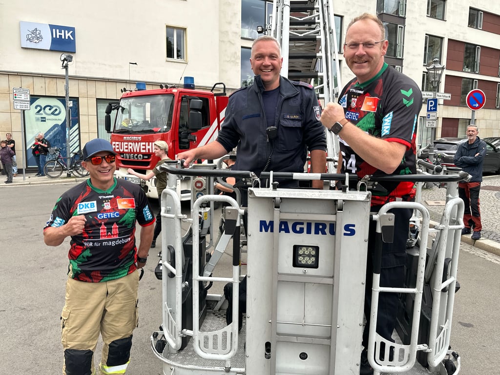 Auch die Berufsfeuerwehr der Wache Nord feierte den SCM am Markt.