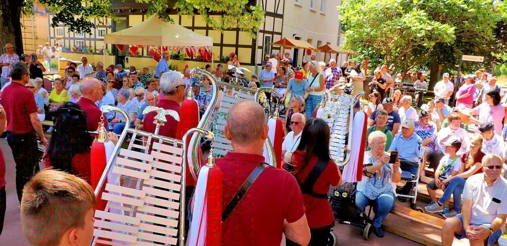 Der Spielmannszug Seyda sorgt für den musikalischen Auftakt des Sommerfestes auf dem Diest-Hof.