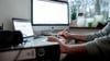Überwachung im Homeoffice: Viele Arbeitgeber befürchten, dass im Homeoffice weniger gearbeitet wird und setzen technische Mittel zur Überwachung ein.