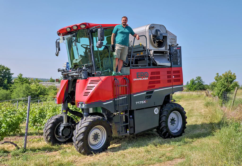 Mit dieser Vollerntemaschine will Winzer Patrick Gaudig ab diesem Jahr die Qualität und Effektivität der Weinernte verbessern.