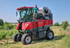 Mit dieser Vollerntemaschine will Winzer Patrick Gaudig  ab diesem Jahr die Qualität und Effektivität der Weinernte verbessern. 