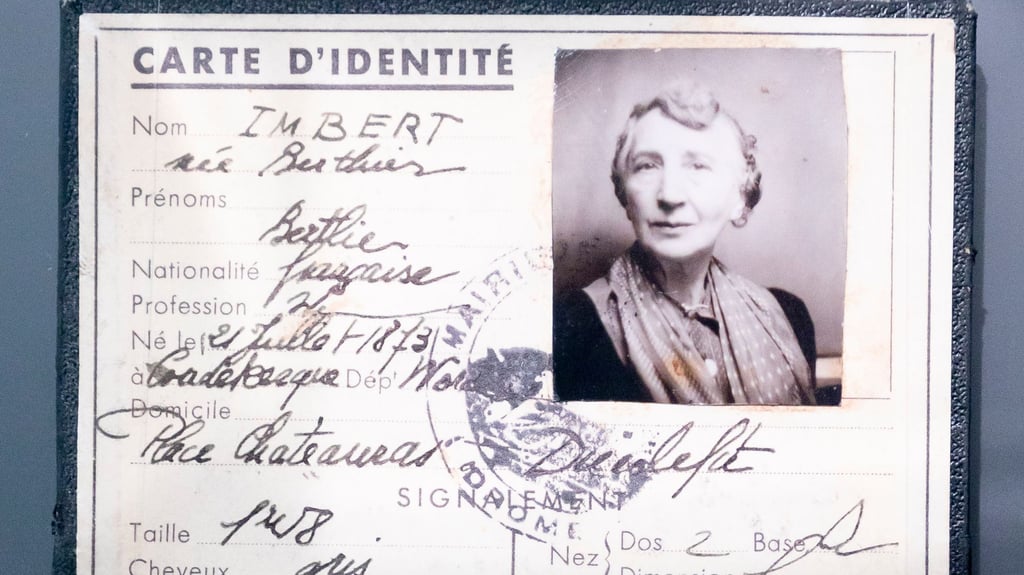 Ein von Jeanne Barnier gefälschter Ausweis (Nachbildung, Ausschnitt) aus der Ausstellung „Widerstand gegen die Judenverfolgung in Europa 1933 bis 1945“ in der Berliner Gedenkstätte „Stille Helden“