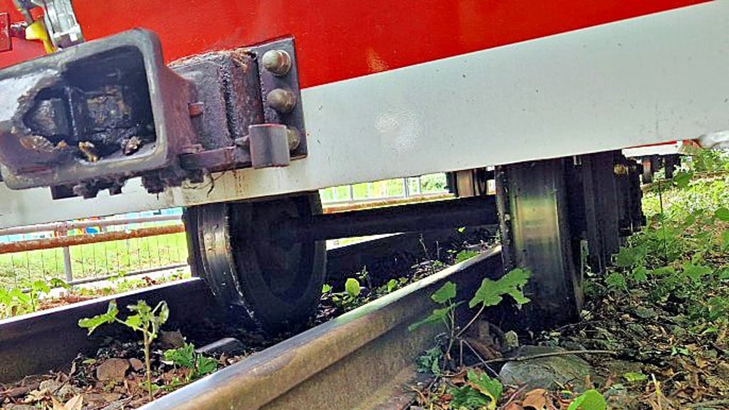 Peißnitzexpress entgleist: Die Räder stehen im Kies neben der Schiene.