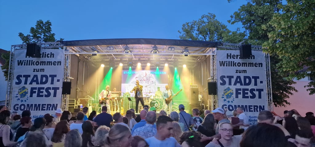 Beim Auftritt der Partyband "Tänzchentee" hielt es die Besucher auf dem Stadtfest in Gommern nicht mehr auf den Stühlen.